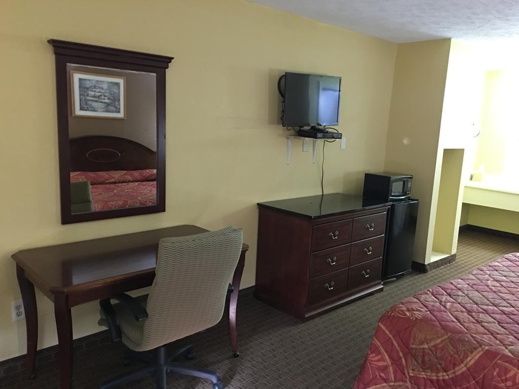 Relax Inn Canton Exterior photo