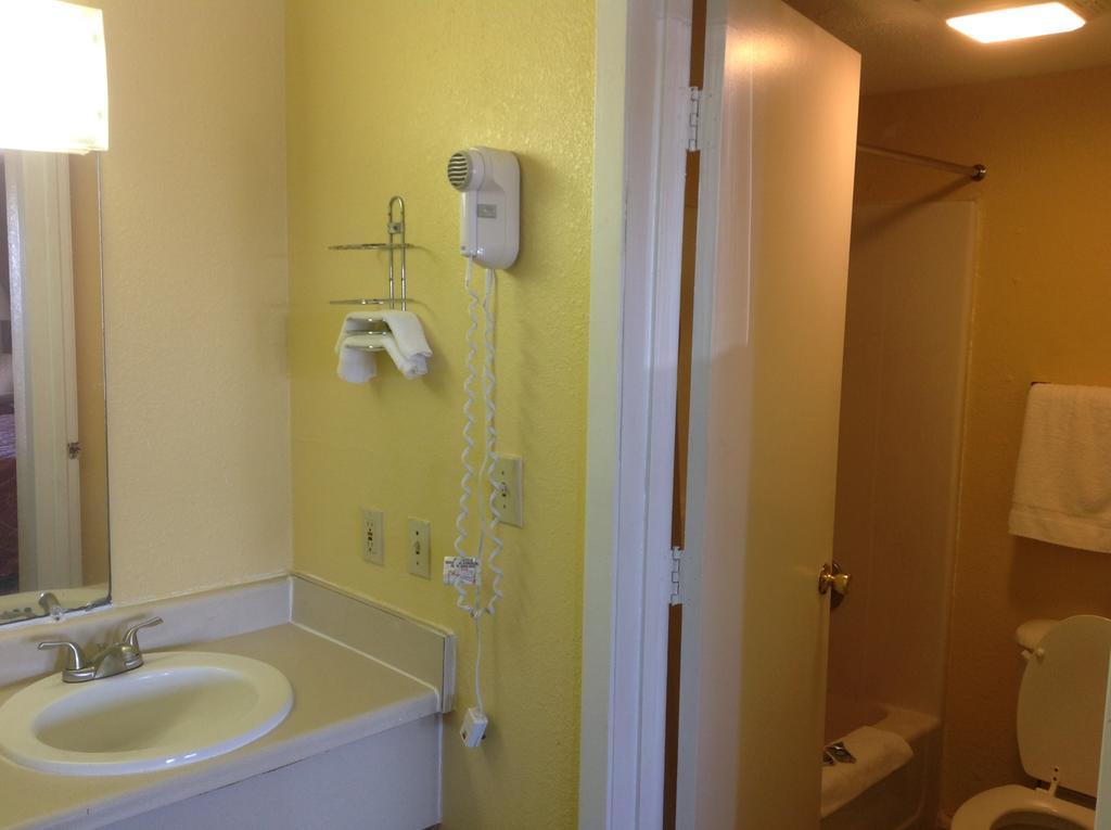 Relax Inn Canton Room photo